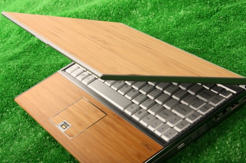 機殼、枕手位及 TouchPad 也用上竹材，設計十分出格。