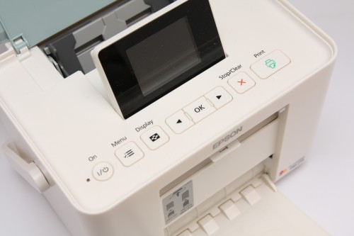 機身按鍵設計簡潔,就算女士亦可在 15 分鐘內輕易上手學懂操控。 機身按鍵設計簡潔,就算女士亦可在 15 分鐘內輕易上手學懂操控。