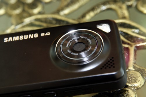 內置 800 萬像素鏡頭,但難得機身能保持輕薄,只有 13.8mm。 內置 800 萬像素鏡頭,但難得機身能保持輕薄,只有 13.8mm。