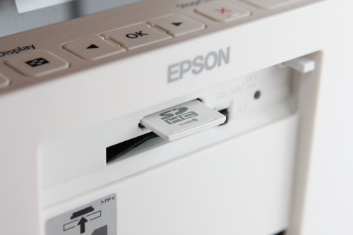 內建讀卡器,支援直讀 CF、SD、xD、MS、及 MS Pro 記憶卡。 內建讀卡器,支援直讀 CF、SD、xD、MS、及 MS Pro 記憶卡。