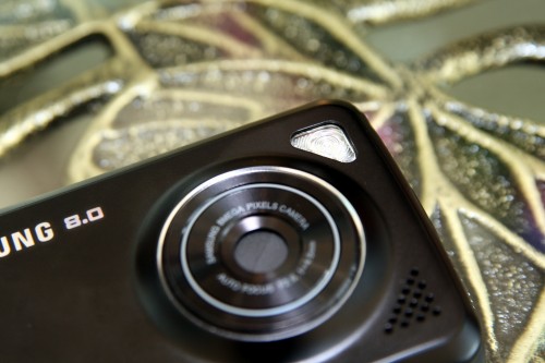 內建 Dual Power LED 雙閃光燈,加強夜間或室內拍攝質素。 內建 Dual Power LED 雙閃光燈,加強夜間或室內拍攝質素。