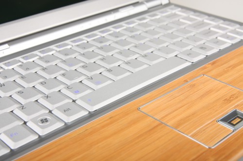 鍵盤及手提電腦機底仍用上金屬物料，但銀色配合竹的淺褐色，十分相襯。