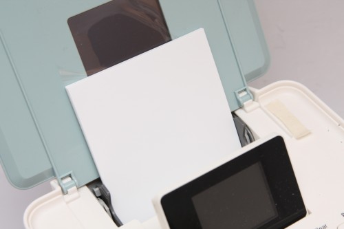 揭開面蓋後,便可將未打印的相紙放於此處,放入二、三十張也沒有問題。 揭開面蓋後,便可將未打印的相紙放於此處,放入二、三十張也沒有問題。