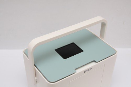 不用時可蓋上面蓋,防止入塵。PM215 亦設有手柄,方便在家拿著「通屋走」。 不用時可蓋上面蓋,防止入塵。PM215 亦設有手柄,方便在家拿著「通屋走」。