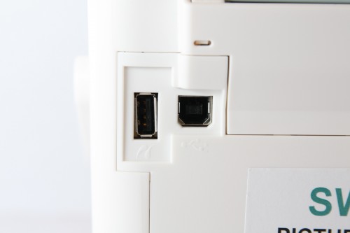 「PictBridge」直駁打印插槽（左）設於機身後方，右方則為接駁電腦的 USB 2.0 端子。