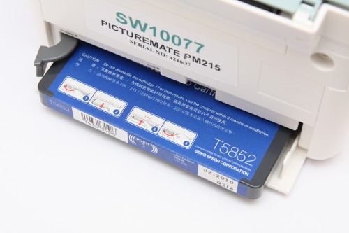 採用 Claria 墨水 T5852,墨水匣則設於機背下方位置。 採用 Claria 墨水 T5852,墨水匣則設於機背下方位置。