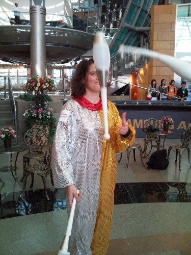 採用高速快門場景拍攝這張相片,可見不但色彩還原度十分高,更能擷取拋手樽凌空移動的動態場面,表現令人滿意。 採用高速快門場景拍攝這張相片,可見不但色彩還原度十分高,更能擷取拋手樽凌空移動的動態場面,表現令人滿意。