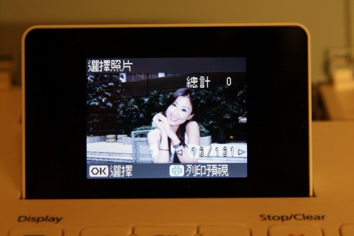 採用 2.5 吋屏幕,比上代機款 PM210 還大了半吋。 採用 2.5 吋屏幕,比上代機款 PM210 還大了半吋。