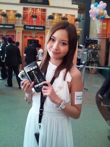 採用人像拍攝場景,並開啟面部識別功能,發現識別準確,能快速對焦於模特兒面部;色彩上稍嫌偏紅,但用於拍攝人像卻無傷大雅。細緻度甚高,模特兒髮絲及頭頂髮紋也清晰可見,值得一讚。 採用人像拍攝場景,並開啟面部識別功能,發現識別準確,能快速對焦於模特兒面部;色彩上稍嫌偏紅,但用於拍攝人像卻無傷大雅。細緻度甚高,模特兒髮絲及頭頂髮紋也清晰可見,值得一讚。