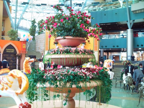 採用風景模式拍攝,色彩表現不俗,但較鮮艷,喜歡色彩高還原度的用家可能會不習慣。細緻度及層次感也只屬一般,前方花盆及後方迴旋木馬便像是黏在一起,感覺有點奇怪。 採用風景模式拍攝,色彩表現不俗,但較鮮艷,喜歡色彩高還原度的用家可能會不習慣。細緻度及層次感也只屬一般,前方花盆及後方迴旋木馬便像是黏在一起,感覺有點奇怪。