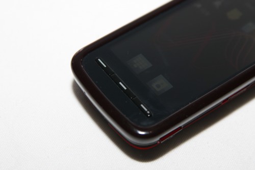 雖然採用了觸控式屏幕,但機身下方仍設有通話(左)、主菜單(中)及收線(右)3 個按鍵。 雖然採用了觸控式屏幕,但機身下方仍設有通話(左)、主菜單(中)及收線(右)3 個按鍵。