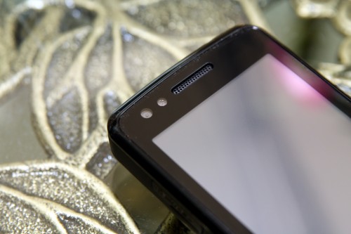 用於視像通話的 VGA 鏡頭設於機身左上角，至於旁邊的是否另一 LED 補光燈，就有待證實了（雖然感覺上似）。