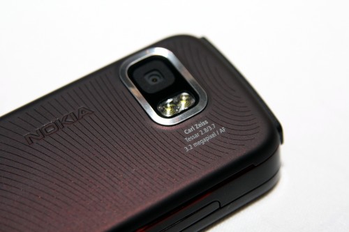 內建蔡司鏡頭，拍攝出來的相片質素至少比一般鏡頭好。