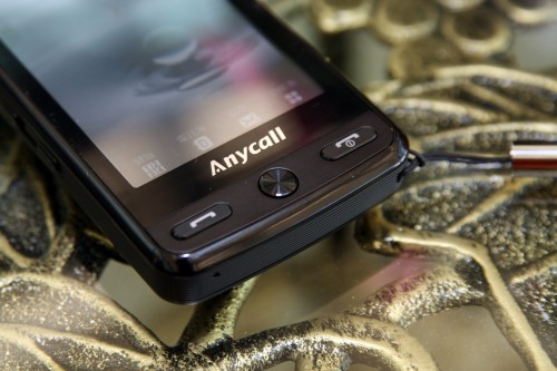 機面按鍵面板採用金屬材料設計，手感不俗。