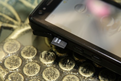 支援 microSD 及 microSDHC 記憶卡，但最高只支援至 8GB。