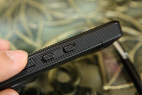 機側亦設有「Hold」屏幕鎖定鍵，方便用家在講電話時鎖定屏幕，以免貼近面部時誤觸而「按錯制」。