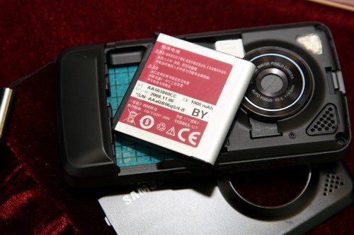 電池容量為 1,000mAh，以非 Windows Mobile 機來說，已算頗高的了，用上兩日應不成問題。