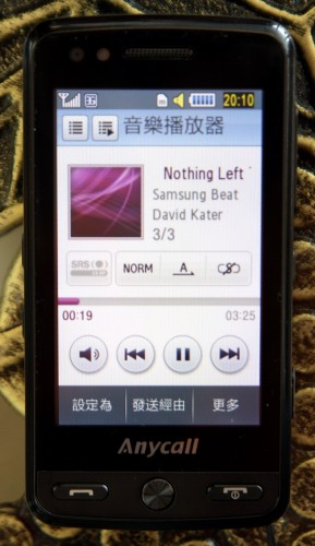 除拍攝外，此機亦設有音樂播放器，播放的立體聲音質不俗之餘，音量亦夠大，在較嘈雜的環境下也能清晰聽到。