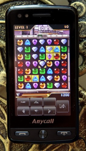 說是玩樂手機，所以亦內建不少玩味性高又耐玩的遊戲，像圖中這款寶石方塊便是一例。