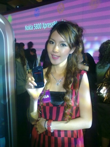 從相片可見，在光度不足的環境下，就算加大了感光度，配合夜景肖像場景，也難免有少許「鬆郁濛」，故拍攝時仍建議找尋可靠倚的物件以加強穩定程度。不過色準不俗，層次感亦十分明顯，值得一讚。模特兒髮絲亦頗清晰，可見清晰度不俗。