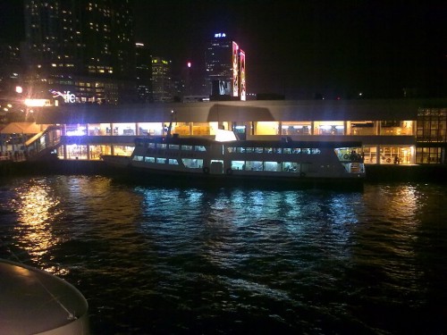 以夜景場景拍攝，並關閉閃光燈，發現除雜訊頗高外，相片質素不俗，就算黑夜中的海面，亦可見波浪紋；遠處燈飾亦清晰可見，表現理想。相片亦能表現現場環境氣氛，質素頗高。