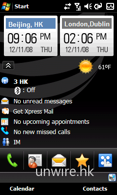 首頁簡潔之餘功能齊全，上方可顯示兩個城市（其中一個為本地）的時間，下方則顯示天氣、手機供應商、短訊電郵、甚至可直接進入 IM 介面玩 msn、Yahoo messenger 等。