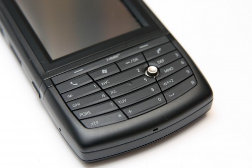 Ultimate 8150 設有數字鍵盤，打電話及編寫 SMS 或電郵時輸入文字，也十分方便。