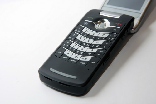 保留了 Blackberry 獨有的 SureType QWERTY 鍵盤，無論撰寫電郵或 SMS 短訊，均十分方便。