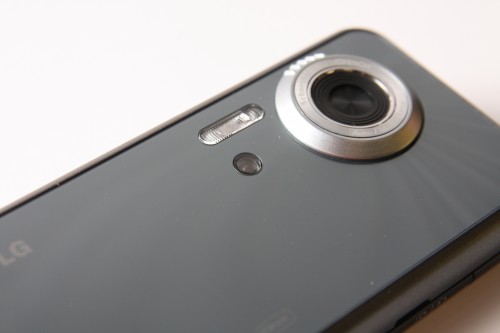 除內建 Xenon 閃光燈外，下方更設有紅外線對焦器，就算在 party 中，也能拍攝出清晰相片。