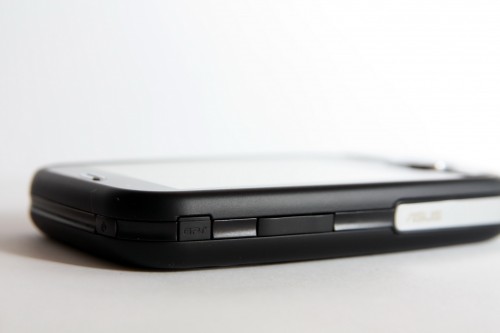 機身左側上方設有 GPS 天線槽位,有車一族可在此接駁增強型 GPS 天線,加強衛星訊號接收,以增加準確度及穩定性。 機身左側上方設有 GPS 天線槽位,有車一族可在此接駁增強型 GPS 天線,加強衛星訊號接收,以增加準確度及穩定性。