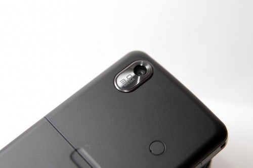 內建 300 萬像素鏡頭，但未有補光燈，夜間或室內拍攝效果一般。