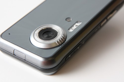 鏡頭開關設於鏡頭上方，一推便可啟動攝錄功能。