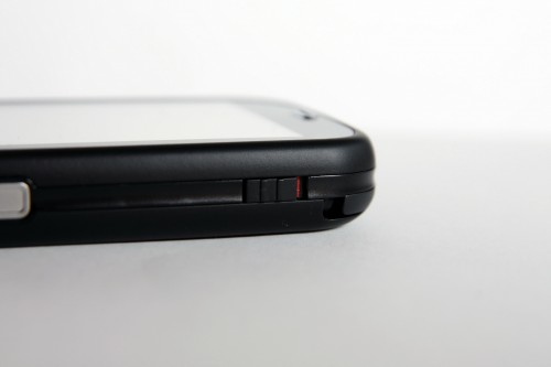 機身右側上方設有屏幕鎖定鍵,傾電話或不使用電話時鎖定屏幕,便不用擔心意外「按錯制」。 機身右側上方設有屏幕鎖定鍵,傾電話或不使用電話時鎖定屏幕,便不用擔心意外「按錯制」。