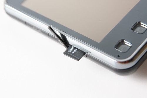 內建 microSD 插槽，亦支援 microSDHC，不過最高只可支援至 8GB，雖然用於拍攝已頗足夠使用（以一張 800 萬像素相片，容量約 1.3MB 計算，已可拍攝約 6,150 張相片），但如同時放入影片或音樂，便不及其他較高階機款能支援 16GB 那般好了，稍令人失望。