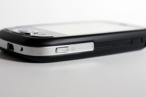 攝影鍵設於機身右側下方,此位置方便右手為主力手的用家影相。 攝影鍵設於機身右側下方,此位置方便右手為主力手的用家影相。