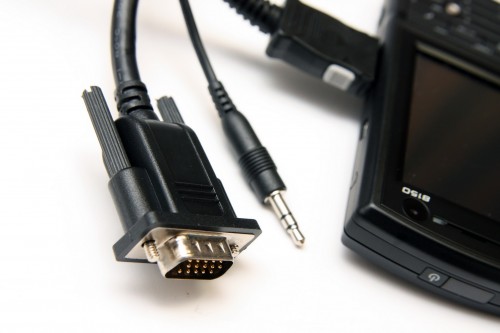 8150 及 6150 的機身右側也設有視訊輸出端子，可直接由手機輸出影像至投影機播放。