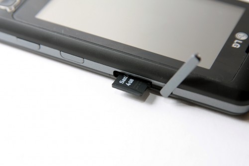 採用 microSD 記憶卡，卡槽位在機側，換卡方便。