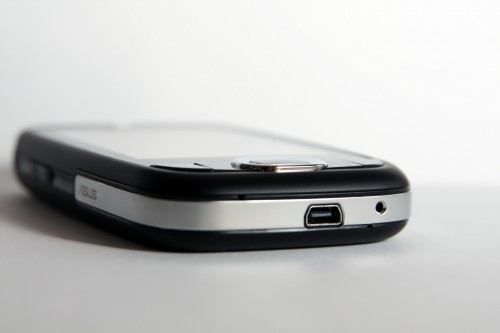 採用 miniUSB 介面充電及與電腦接駁。 採用 miniUSB 介面充電及與電腦接駁。