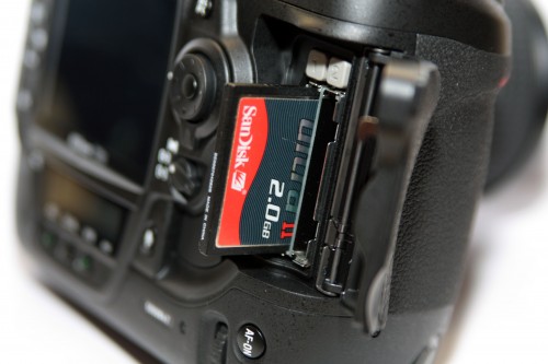 內建兩個 CF 卡插槽，配合大容量記憶卡，便可方便專業攝影師無須換卡，也可一次過拍攝大量相片。
