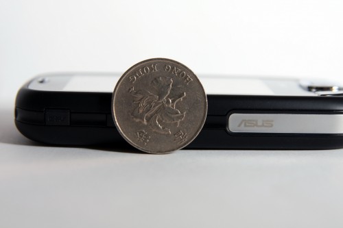 P552w 厚度只有一元硬幣的 3 分之 2 直徑左右，頗算輕薄。