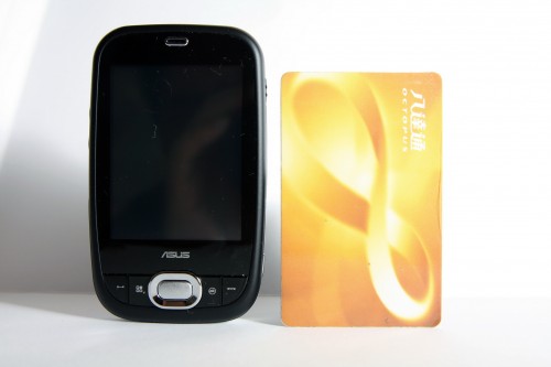 機身平面面積只比八達通大一點,無論男士女士用家,也不會覺得太 bulky。 機身平面面積只比八達通大一點,無論男士女士用家,也不會覺得太 bulky。