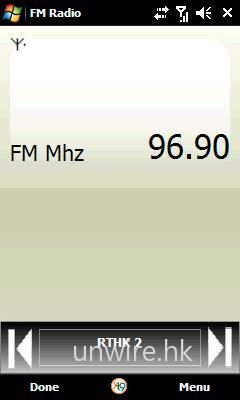 亦內建了《FM 收音機》，而且支援 RDS，可為用家自動搜尋最清晰的電台頻道。不過此機搜台後卻未有自動儲存頻道功能，要自行再追台然後儲存，比較麻煩。