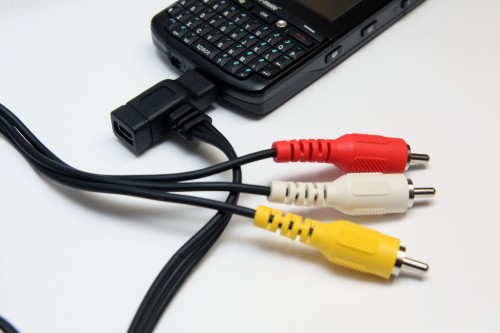 同樣設有視訊輸出介面，不過卻是採用三色線，方便將圖片或視訊輸出至電視播放。