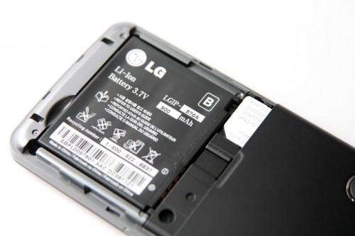 電池容量為 900mAh，以這類手機而言，應頗足夠使用兩日左右。