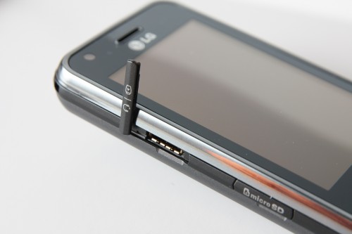 採用專用耳機插槽，可說是最大缺點，因未能接駁較靚聲，並採用 3.5mm 介面的耳機。