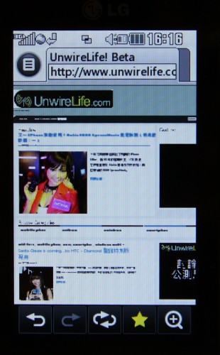 從上述兩圖可見，手機應內建水平儀，故當用家橫向或直向擺放手機時，屏幕顯示便會隨之旋轉，瀏覽網頁確方便。