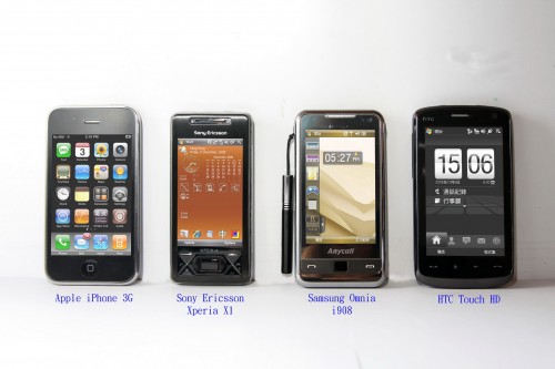 以體積而言，四部手機在正常狀態下擺放在一起，已可見 Omnia i908 及 Xperia X1 明顯較細較易牢握在手。