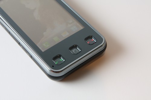 機面介面設計簡潔,只有機底 3 個按鍵,而且加上背光設計,按下時會亮起,在黑暗環境中也能看到。 機面介面設計簡潔,只有機底 3 個按鍵,而且加上背光設計,按下時會亮起,在黑暗環境中也能看到。