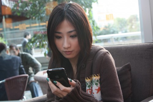 Leanne 操控 iPhone 3G 實況。