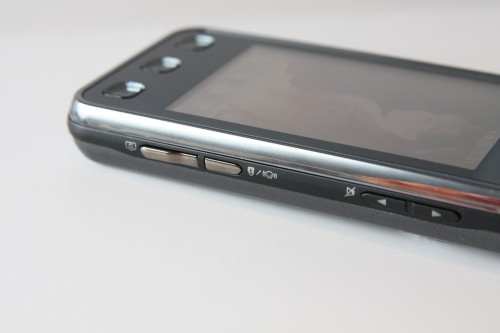 機身右側設有屏幕鎖定鍵,只需按一下便可鎖定屏幕,無須擔心通話時,瞼部誤觸屏幕而「按錯制」。 機身右側設有屏幕鎖定鍵,只需按一下便可鎖定屏幕,無須擔心通話時,瞼部誤觸屏幕而「按錯制」。